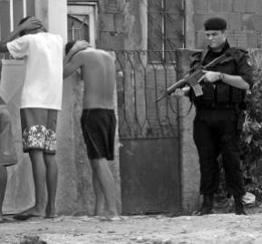 Controles policiales en las favelas.