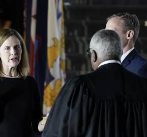 La jueza asociada de la Corte Suprema de Estados Unidos, Amy Coney Barrett, durante su ceremonia de juramento en el jardín sur de la Casa Blanca en octubre de 2020, con la asistencia de Donald Trump.