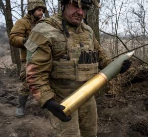 Un soldado ucraniano con un obús de fabricación británica.