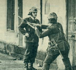 Carabineros derriba la puerta de la sede socialista.