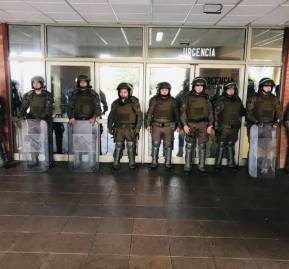 Carabineros custodiando la entrada del hospital donde se encuentra Queipul