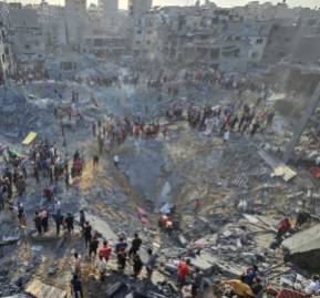 Cráter y destrucción generada por ataque de Israel a campo de refugiados Cráter y destrucción generada por ataque de Israel a campo de refugiados