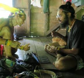 Como parte de su trabajo antropológico en terreno, Manvir Singh habla con un chamán indonesio (crédito: Luke Glowacki) Como parte de su trabajo antropológico en terreno, Manvir Singh habla con un chamán indonesio (crédito: Luke Glowacki)