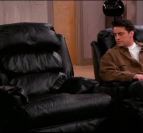 Los sillones reclinables de Chandler y Joey.