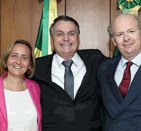 Beatrix von Oldenburg y su marido chileno Sven von Storch junto al Presidente de Brasil, Jair Bolsonaro, en julio de este año.