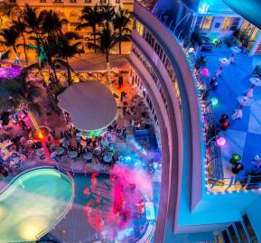 South Beach de noche. Foto: Miamiandbeaches.lat South Beach de noche. Foto: Miamiandbeaches.lat