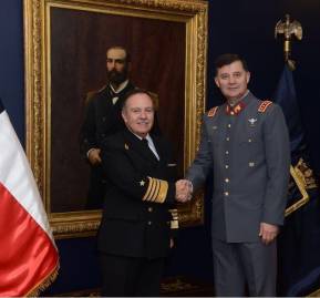 Visita protocolar del comandante en jefe del Ejército, Ricardo Martínez, a su par de la Armada, Julio Leiva, el 21 de mayo Visita protocolar del comandante en jefe del Ejército, Ricardo Martínez, a su par de la Armada, Julio Leiva, el 21 de mayo