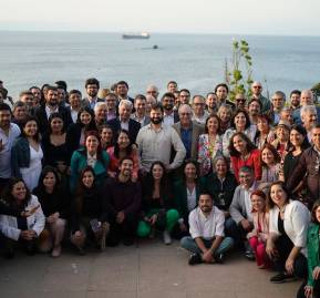 Presidente Gabriel Boric junto a sus ministros, parlamentarios y presidentes de los partidos de las coaliciones de Gobierno. Fuente: Twitter Gabriel Boric Cónclave Cerro Castillo