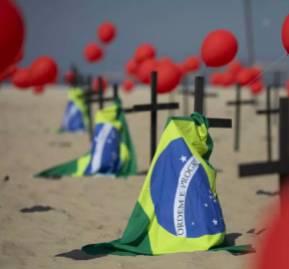Instalación en la playa de Copacabana en memoria a las víctimas del Covid-19. (AP)