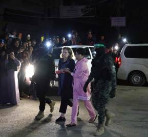 Dos mujeres liberadas por Hamás. Dos mujeres liberadas por Hamás.