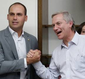 Eduardo Bolsonaro y José Antonio Kast Eduardo Bolsonaro y José Antonio Kast