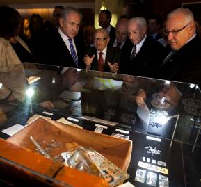 Rafi Eitan (al medio) junto a Netanyahu. Foto: Sebastian Scheiner / AP Rafi Eitan (al medio) junto a Netanyahu. Foto: Sebastian Scheiner / AP