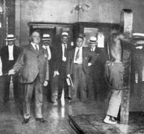 El uso del llamado 'Gato de nueve colas', el látigo para castigar a los negros en la década de 1920. El uso del llamado 'Gato de nueve colas', el látigo para castigar a los negros en la década de 1920.