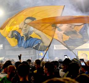 Banderazo en las afueras de La Bombonera tras la decisión judicial de suspender las elecciones. 