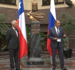 Embajador chileno y canciller ruso en acto por los 50 años del golpe. Foto: Prensa Latina TV. Embajador chileno y canciller ruso en acto por los 50 años del golpe. Foto: Prensa Latina TV.