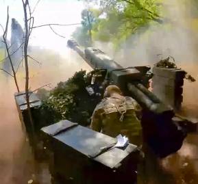 En esta imagen, tomada de un video distribuido por el Ministerio de Defensa de Rusia el 7 de agosto de 2024, un soldado ruso dispara un D-30 hacia posiciones ucranianas en un lugar no revelado de Ucrania. Captura: Los Angeles Times. Un soldado ruso dispara un D-30 hacia posiciones ucranianas.