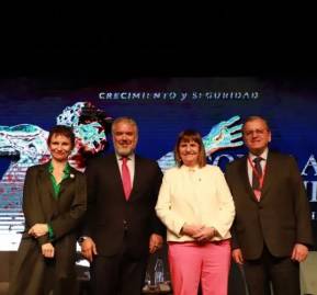 Carolia Tohá, Iván Duque, Patricia Bullrich y el moderador José Guzmán Carolia Tohá, Iván Duque, Patricia Bullrich y el moderador José Guzmán