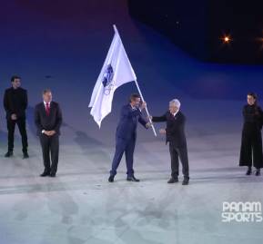 ¿Dónde está Wally?: El alcalde de Lima entrega la bandera al presidente de Panam Sports, y este se la entrega a Piñera