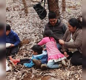 Andrea Neculpan y el werken (vocero) mapuche Alejandro Treuquil junto a sus hijos