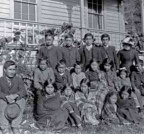 Escuela en Alert Bay Columbia Británica, en 1885.