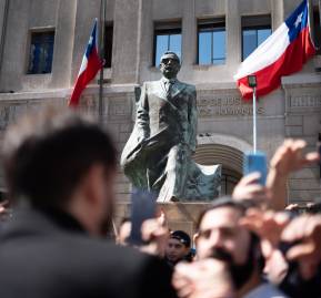 Estatua del presidente Salvador Allende y presidente Gabriel Boric junto a personas apostadas alrededor de La Moneda. Foto: Prensa Presidencia. Estatua del presidente Salvador Allende y Gabriel Boric