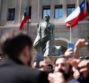 Estatua del presidente Salvador Allende y Gabriel Boric