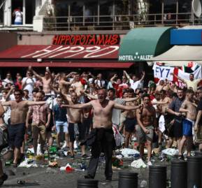 Hinchas ingleses y galeses se enfrentan a sus pares rusos en Marsella, Francia durante la Eurocopa de 2016. Hinchas ingleses y galeses se enfrentan a sus pares rusos en Marsella, Francia durante la Eurocopa de 2016.