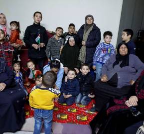 Familia palestina espera en casa a pariente liberado.