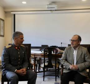 El coronel Felipe Véliz Forestier junto con el subsecretario para las Fuerzas Armadas, Galo Eidelstein Silber.