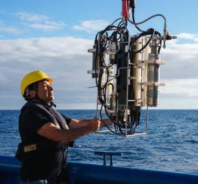 El investigador Osvaldo Ulloa. Fotografía: Alex Ingle / Schmidt Ocean Institute