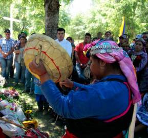 La mujer fallecida no pudo ser despedida con la ceremonia tradicional. Fotografía referencial de TV Universidad de Concepción La mujer fallecida no pudo ser despedida con la ceremonia tradicional. Fotografía referencial de TV Universidad de Concepción
