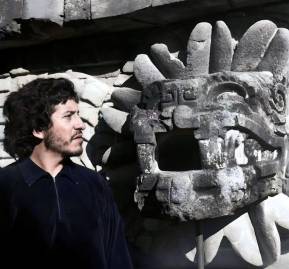 Víctor Jara en Tenochtitlan, México, año 1971. Víctor Jara en Tenochtitlan, México, año 1971.