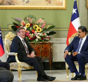 Jaime Gazmuri y Nicolás Maduro. Foto: Embajada de Chile en Venezuela Jaime Gazmuri y Nicolás Maduro. Foto: Embajada de Chile en Venezuela