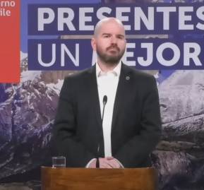 Giorgio Jackson durante punto de prensa en que informó su renuncia. 