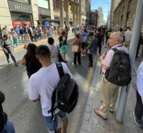 Usuarios esperan locomoción en Santiago tras el cierre del Metro por el corte de luz. Usuarios esperan locomoción en Santiago tras el cierre del Metro por el corte de luz.