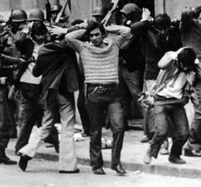 Renato González (de chaleco con rayas en la foto) fue registrado saliendo de La Moneda el 11 de septiembre de 1973 Renato González (de chaleco con rayas en la foto) fue registrado saliendo de La Moneda el 11 de septiembre de 1973
