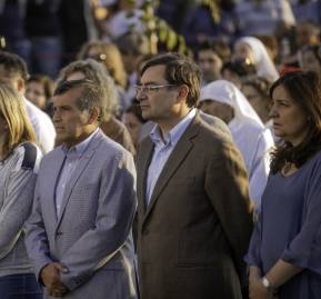 A la derecha, el alcalde Felipe Guevara durante una actividad en la comuna de Lo Barnechea. Foto: Lo Barnechea