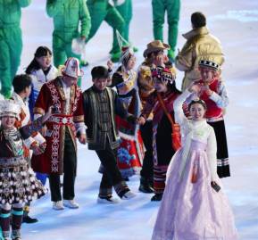A la derecha, una mujer viste con un Hanbok, traje tradicional coreano, durante la inauguración de Beijing 2022. A la derecha, una mujer viste con un Hanbok, traje tradicional coreano, durante la inauguración de Beijing 2022.