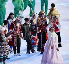 A la derecha, una mujer viste con un Hanbok, traje tradicional coreano, durante la inauguración de Beijing 2022.