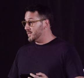 Glickman ofreciendo una charla TED hace dos meses titulada 'Diario de viaje de un emprendedor' Glickman ofreciendo una charla TED hace dos meses titulada 'Diario de viaje de un emprendedor'
