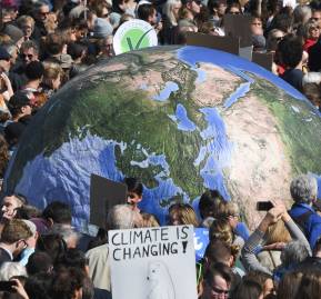 La manifestación en Berlín, uno de los epicentros de las marchas en las que cientos de miles de ciudadanos salieron a manifestarse La manifestación en Berlín, uno de los epicentros de las marchas en las que cientos de miles de ciudadanos salieron a manifestarse