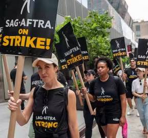 Miembros de SAG-AFTRA en el exterior de las oficinas de HBO-Amazon en Nueva York. Shutterstock