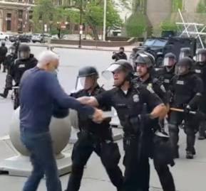 Policías de Nueva York agreden a un hombre de 75 años durante las protestas. Policías de Nueva York agreden a un hombre de 75 años durante las protestas.
