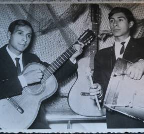 Los hermanos Carlos y Alberto Verdugo, habituales de la peña de la Universidad de Chile Sede Valparaíso. Los hermanos Carlos y Alberto Verdugo, habituales de la peña de la Universidad de Chile Sede Valparaíso.