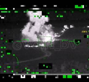 Imagen de un video tomado desde un helicóptero ruso que repele una columna de tanques ucranianos. Imagen de un video tomado desde un helicóptero ruso que repele una columna de tanques ucranianos.