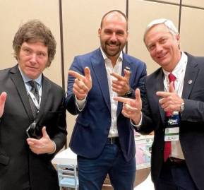 Javier Milei, Eduardo Bolsonaro y José Antonio Kast. Javier Milei, Eduardo Bolsonaro y José Antonio Kast.