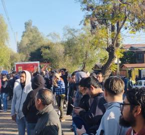 Trabajadores afuera de la fábrica de Vulco.