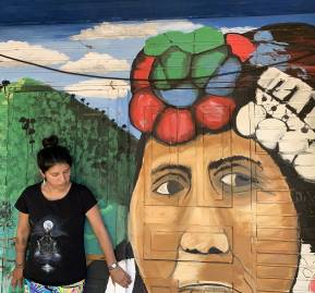 Fernanda Castro Purrán en la sede comunitaria Weche Newen, que homenajea en su entrada a Nicolasa Quintreman Fernanda Castro Purrán en la sede Weche Newen, que homenajea en su entrada a Nicolasa Quintreman