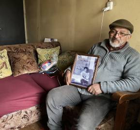 Hugo Curiñir en su casa en Temuco. Foto: Paula Huenchumil