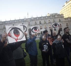 Manifestantes frente a La Moneda por nuevo caso de trauma ocular. Fotografías: Melian Riffo (@_fantasmadeunafoto) Manifestantes frente a La Moneda por nuevo caso de trauma ocular. Fotografías: Melian Riffo (@_fantasmadeunafoto)